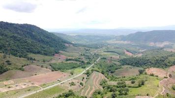 bela vista aérea para estrada com montanhas e floresta capturada de cima, foto