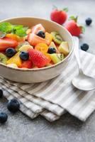 salada de frutas frescas saudável em uma tigela foto