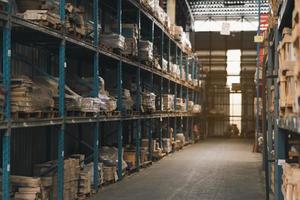 armazenamento de armazém de negócios industriais da loja de varejo .warehouse interior com prateleiras rack para manter o material de produção, paletes e caixas. armazém vazio cheio de carga. conceito industrial. foto