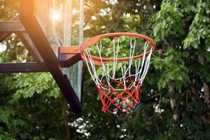 cesta de basquete no alvo de tiro ao ar livre, fundo desfocado e luz solar editado. foco suave e seletivo na cesta de basquete. foto
