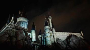 osaka, japão, em 8 de julho de 2019. um show de luzes muito bonito à noite no castelo de hogwarts que você deve e deve ver ao visitar o universal studios japan. foto