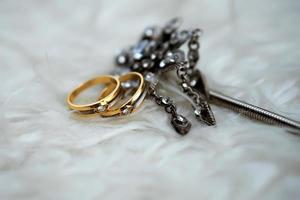 um anel de ouro para casamento foto