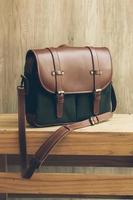 Bolsa de couro. uma bolsa ou sling bag de couro marrom em estilo minimalista ou uma cor retrô minimalista e luxuosa. foto