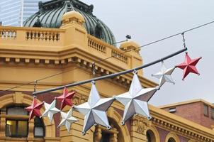 enfeites de estrelas para o ano novo no edifício clássico europeu em melbourne foto