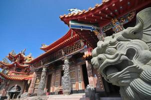 grande palácio chinês e leão guardião de pedra foto