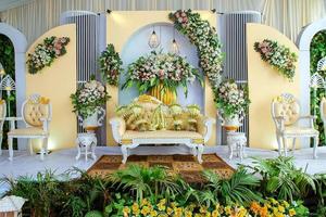 decorações de casamento. cenário de casamento com flores e decorações de casamento indonésias. foto