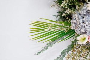 arranjos de flores. padrão de flores e folhas. layout de lista, copie o espaço. decoração de casamento. fundo de casamento com flores. decoração. papeis de parede. textura. foto