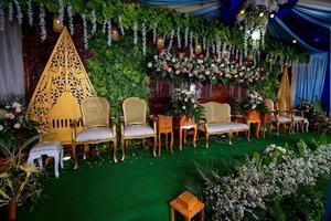 decorações de casamento. cenário de casamento com flores e decorações de casamento indonésias. foto