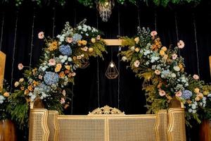 decorações de casamento. cenário de casamento com flores e decorações de casamento indonésias. foto