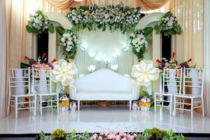 decorações de casamento. cenário de casamento com flores e decorações de casamento indonésias. foto