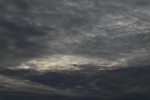 fundo dramático do céu, nuvens de tempestade no céu escuro, meteorologia. nuvens escuras no céu antes da chuva foto