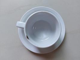 chá branco e xícara de café na vista superior isolada com fundo de piso branco. foto