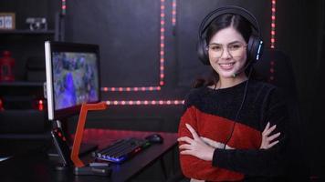 jovem streamer profissional feminino e jogador com fone de ouvido jogando videogame online foto