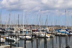 muitos barcos na marina em schilksee perto de kiel na alemanha. esporte de vela olímpica schilksee foto