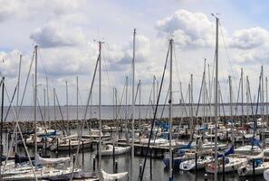 muitos barcos na marina em schilksee perto de kiel na alemanha. esporte de vela olímpica schilksee foto