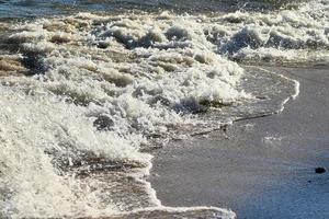 ondas deslumbrantes do oceano índico nas praias da ilha paradisíaca seychelles foto