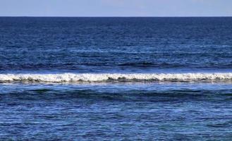 ondas deslumbrantes do oceano índico nas praias da ilha paradisíaca seychelles foto