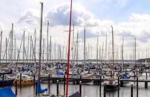 muitos barcos na marina em schilksee perto de kiel na alemanha. esporte de vela olímpica schilksee foto