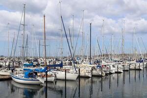 muitos barcos na marina em schilksee perto de kiel na alemanha. esporte de vela olímpica schilksee foto