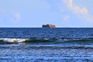 ondas deslumbrantes do oceano índico nas praias da ilha paradisíaca seychelles foto