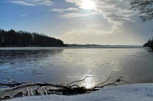 lindo inverno atirou em um lago e floresta com neve e gelo. foto
