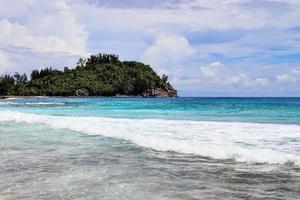 ondas deslumbrantes do oceano índico nas praias da ilha paradisíaca seychelles foto