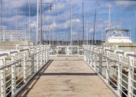 muitos barcos na marina em schilksee perto de kiel na alemanha. esporte de vela olímpica schilksee foto