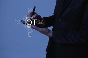 pressione soluções iot com símbolos conectados a ícones iot comuns. casa inteligente, carros, cftv, foto