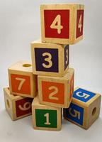 brinquedos educativos para crianças, com formas de blocos e com números e cores foto