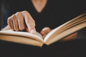 mão de pessoa jovem segurando a bíblia sagrada com estudo em casa. livro de leitura cristão feminino adulto na igreja. menina aprendendo religião espiritualidade com rezar a deus. conceito de fé de educação estudantil. foto