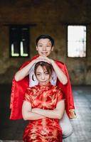 feliz jovem casal asiático em vestidos tradicionais chineses foto