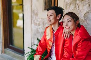 feliz jovem casal asiático em vestidos tradicionais chineses foto