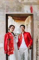 feliz jovem casal asiático em vestidos tradicionais chineses foto