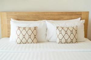 almofadas confortáveis decoram na cama foto