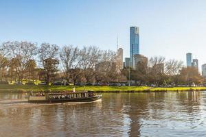 melbourne, austrália - 14 de outubro de 2015 - turista viajando de barco ao longo do rio yarra para ver a vista de melbourne, a cidade mais habitável do mundo. foto