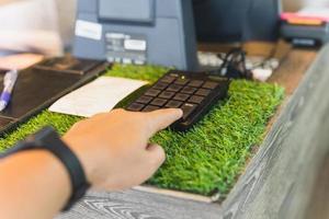 cliente insere o valor na caixa registradora no café. foto