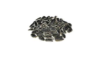 closeup de uma pilha de sementes de girassol cozidas pretas isoladas no fundo branco foto
