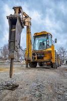 escavadeira com martelo demolidor hidráulico para a destruição de concreto e rocha dura no canteiro de obras ou na pedreira. equipamento de demolição foto