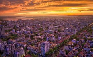 deslumbrantes nuvens coloridas sobre a cidade. Varna, Bulgária foto