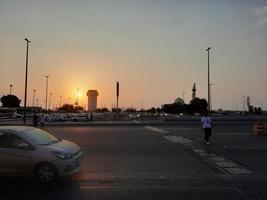 jeddah, arábia saudita, setembro de 2022 - bela vista do pôr do sol e veículos na estrada de balad, jeddah. balad é o principal centro comercial de jeddah, arábia saudita. foto