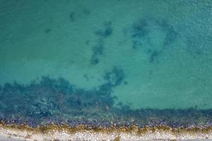 foto aérea de vista superior do drone voador do belo mar transparente e litoral para sua mensagem de texto publicitária ou conteúdo promocional. fundo do site.