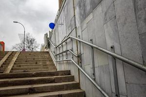 elevador de cadeira de rodas inclinado para pessoas com deficiência na passagem subterrânea foto