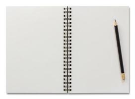 caderno espiral em branco e lápis isolado no fundo branco foto