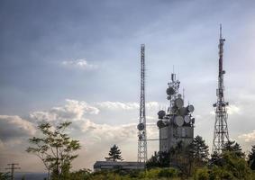 torre de comunicação com dispositivos de controle e antenas, transmissores e repetidores para comunicações móveis e internet foto