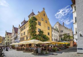 lindau, alemanha - 21 de julho de 2019 aconchegante rua na pitoresca cidade bávara lindau no lago bodense. tradicionais casas alemãs antigas com um café. dia ensolarado de verão. foto