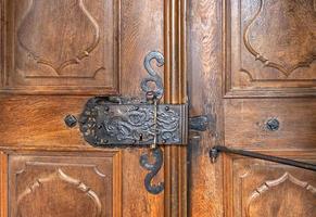 fechadura antiga de beleza em uma porta de madeira. fechadura vintage de metal da igreja foto