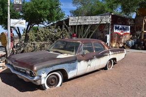 carro velho do xerife enferrujado em hackberry arizona foto