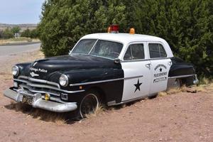 carro de polícia antiquado quebrado no arizona foto