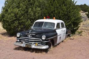 carro de polícia antigo com marcações de molas de radiador no arizona foto