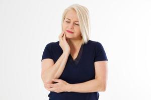 mulher com dor de dente, mulher de meia idade atraente pressionando sua bochecha machucada com uma expressão dolorosa como se estivesse tendo uma terrível dor de dente. conceito de dor de dente feminino, conceito de odontologia de medicina foto